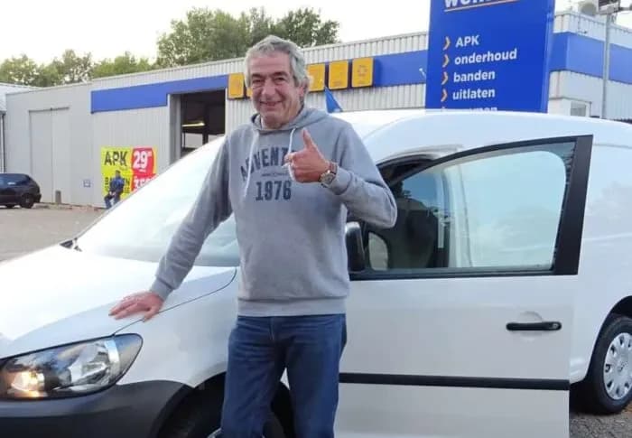 Frans van Resoluut Ongediertebestrijding naast de bedrijfsbus