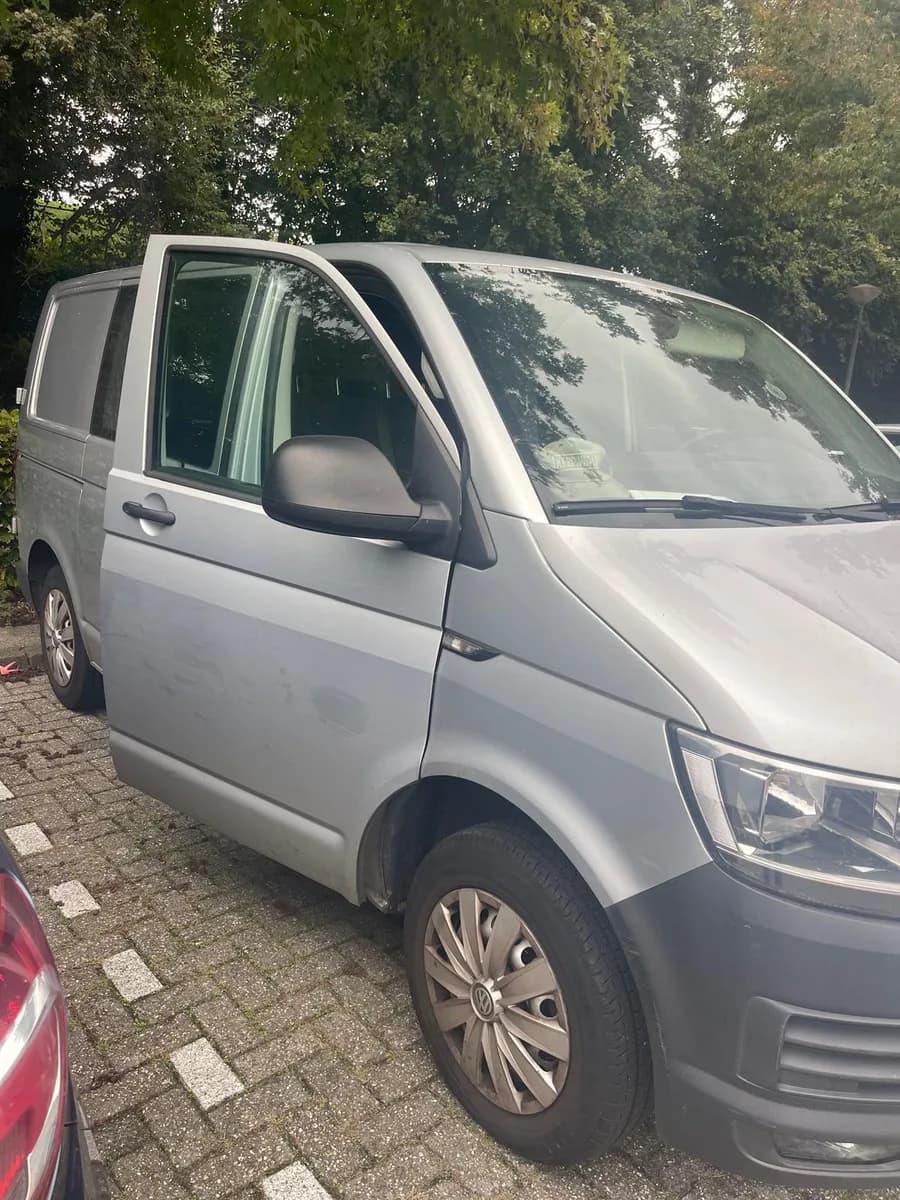 De bus van Frans, geparkeerd met de zijdeur open